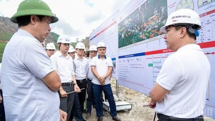 Ông Hồ Minh Hoàng, Chủ tịch Hội đồng quản trị Tập đoàn Đèo Cả (ngoài cùng bên phải) yêu cầu các đơn vị không đẩy nhanh tiến độ bằng mọi giá, phải bảo đảm an toàn, chất lượng và tuân thủ đầy đủ các bước kỹ thuật. (Ảnh: HUY VŨ)