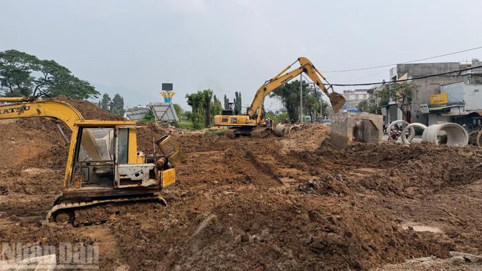 Dự án đường N26 do Công ty Xây lắp Hòa Bình thi công đoạn đầu 45m là tiến độ rất chậm. (Ảnh: THANH HẢI)