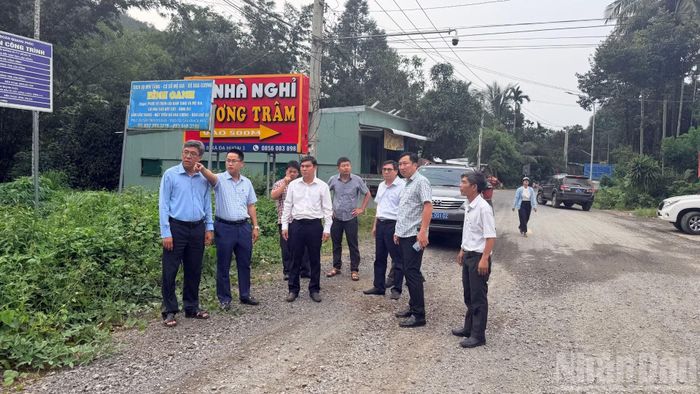 Đồng chí Nguyễn Minh, Phó Chủ tịch Ủy ban nhân dân tỉnh (đứng ngoài cùng bên trái) kiểm tra dự án nâng cấp, mở rộng tuyến ĐT.717. (Ảnh: THANH HẢI)