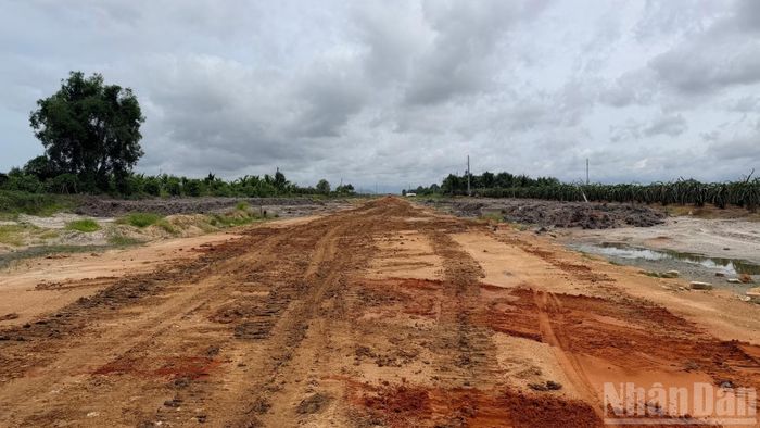 Dự án trục ven biển ĐT.719B còn chậm tiến độ. (Ảnh: THANH HẢI)