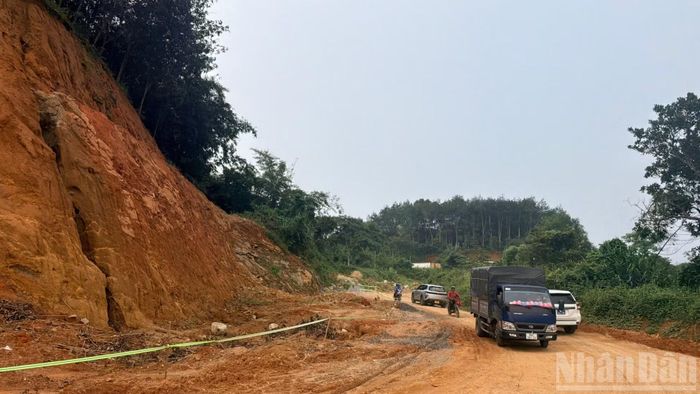  Dự án nâng cấp, mở rộng tuyến ĐT.717 có nhiều đoạn mặt bằng trống, nguy hiểm nhưng vẫn không thi công, chưa bảo đảm an toàn giao thông. (Ảnh: THANH HẢI) 