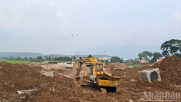 Dự án đường N26 còn đoạn 45m thi công rất chậm. (Ảnh: THANH HẢI)