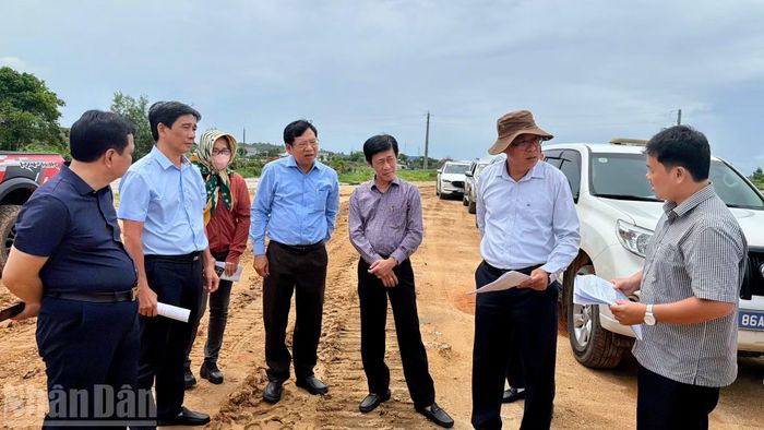 Lãnh đạo Ủy ban nhân dân tỉnh kiểm tra dự án trục ven biển ĐT.719B. (Ảnh: THANH HẢI)