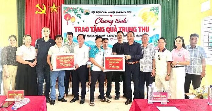 Lãnh đạo Hiệp hội Doanh nghiệp tỉnh Điện Biên trao quà tặng nhân dân bản Đề Chia, xã Pú Nhung, tỉnh Điện Biên. Ảnh: LÊ LAN