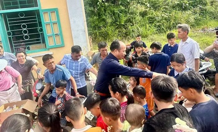 Lãnh đạo Hiệp hội Doanh nghiệp tỉnh Điện Biên trao quà Trung thu tặng trẻ em bản Khá, bản Phủ xã Tuần Giáo, tỉnh Điện Biên. Ảnh: LÊ LAN