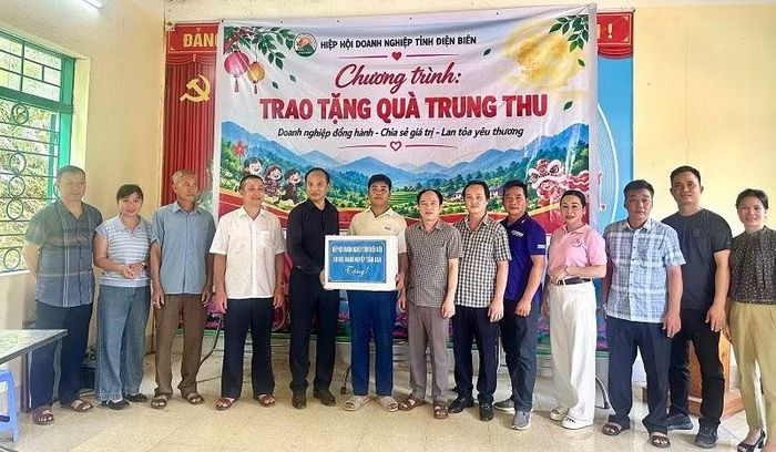 Lãnh đạo Hiệp hội Doanh nghiệp tỉnh Điện Biên trao quà tặng nhân dân bản Khá, bản Phủ xã Tuần Giáo, tỉnh Điện Biên. Ảnh: LÊ LAN