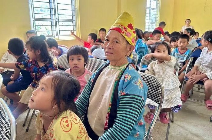 Trẻ em và nhân dân bản Đề Chia, xã Pú Nhung vui dự Tết Trung thu tại bản. Ảnh: LÊ LAN