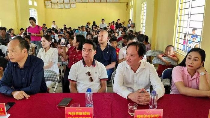 Các doanh nghiệp thành viên Hiệp hội Doanh nghiệp tỉnh Điện Biên dự trao quà Trung thu cho trẻ em xã Pú Nhung, tỉnh Điện Biên. Ảnh: LÊ LAN