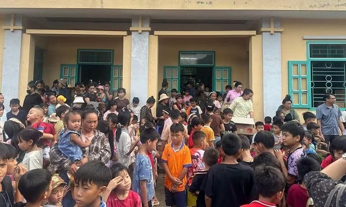 Trẻ em bản Khá, bản Phủ vui nhận quà Trung thu. Ảnh: LÊ LAN
