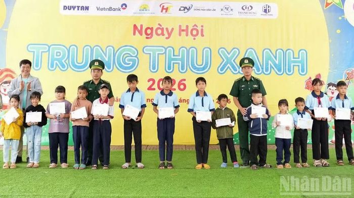 Trao tặng học bổng cho học sinh có hoàn cảnh khó khăn trên địa bàn xã Quảng Trực.