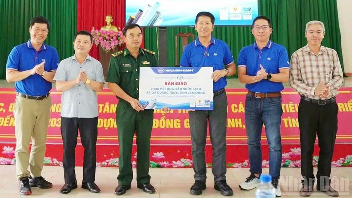Công ty Cổ phần Nhựa Bình Minh trao tặng 2.900m ống HDPE cùng các phụ tùng ống nhựa để thi công hệ thống dẫn nước về Đồn Biên phòng Đắk Dang.