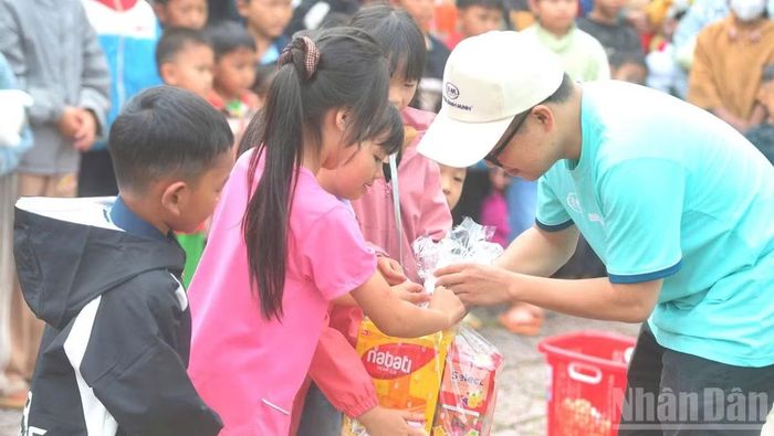 Học sinh trên địa bàn xã Quảng Trực được các đơn vị, doanh nghiệp tặng quà trung thu.