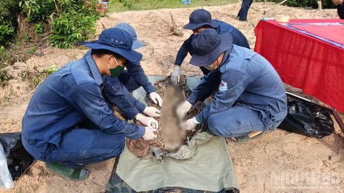 Đội K90, Cục Chính trị Quân khu 9 tìm kiếm, quy tập hài cốt liệt sĩ tại 7 xã thuộc huyện Khsach Kandal, tỉnh Kandal và huyện Kampong Tralach, tỉnh Kampong Chhnang, Campuchia. (Ảnh: Quân khu 9 cung cấp)