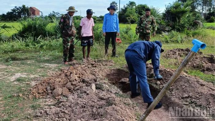 Cán bộ, chiến sĩ Đội K90 triển khai đào tìm tại các khu vực đồi núi, không bị ảnh hưởng nhiều do mưa kéo dài. (Ảnh: Quân khu 9 cung cấp)