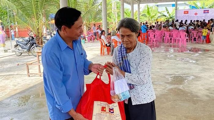 Trao quà tặng người dân Campuchia. (Ảnh: Bộ Chỉ huy Quân sự tỉnh Đồng Tháp)