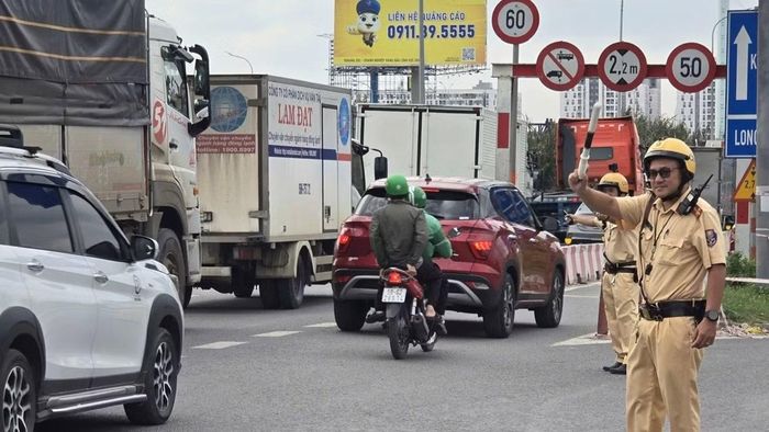 Lực lượng Cảnh sát giao thông điều tiết phương tiện đi lại. (Ảnh: VÕ LÊ)