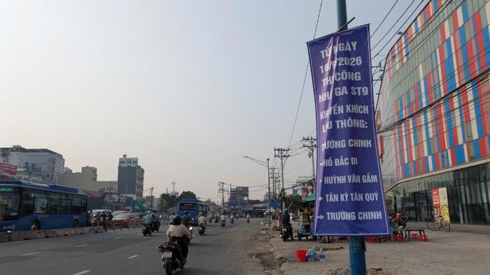 Để tránh khu vực ùn tắc tại nhà ga ST9, cơ quan chức năng khuyến cáo người điều khiển phương tiện nên chủ động đi theo hai lộ trình thay thế (ảnh: VÕ LÊ)