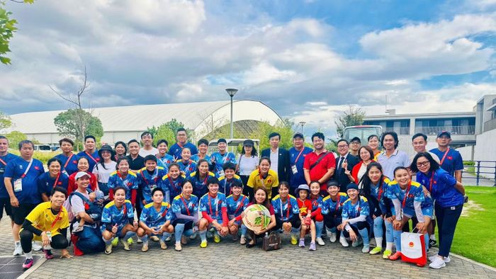 Tổng Lãnh sự Việt Nam tại Osaka Nguyễn Trường Sơn và đông đảo bà con người Việt tại Kansai chụp ảnh cùng Đội tuyển nữ Việt Nam. (Ảnh: Tổng Lãnh sự quán Việt Nam tại Osaka)