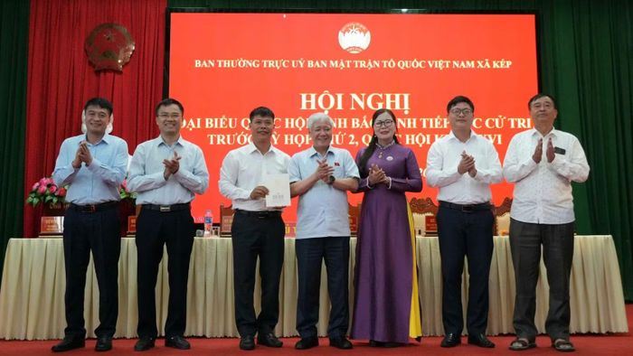 Đồng chí Đỗ Văn Chiến, Phó Chủ tịch Thường trực Quốc hội và cử tri. (Ảnh: Đ.T)