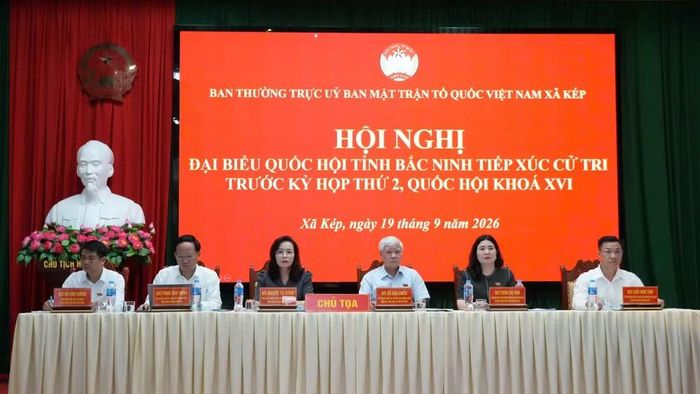 Các đại biểu Quốc hội tỉnh Bắc Ninh tiếp xúc cử tri tại xã Kép. (Ảnh: Đ.T)
