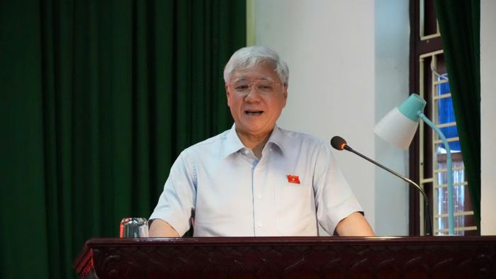 Đồng chí Đỗ Văn Chiến, Phó Chủ tịch Thường trực Quốc hội trao đổi, phát biểu tại buổi tiếp xúc. (Ảnh: Đ.T)