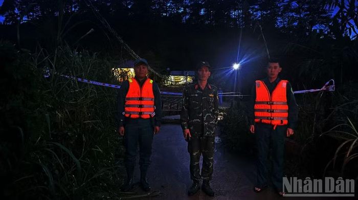 Lực lượng chức năng xã D'Ran triển khai các biện pháp bảo vệ, giăng dây cảnh báo, ngăn người dân qua lại khu vực cầu bị sập.