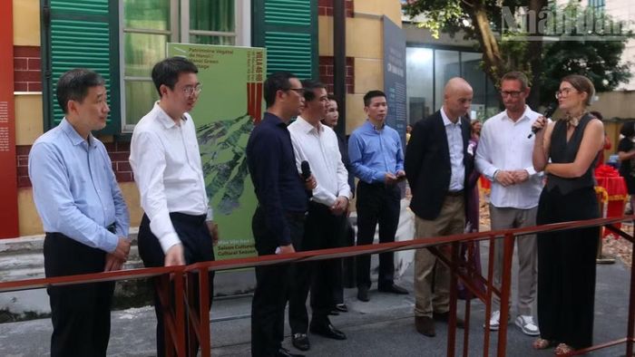 Các đại biểu nghe giới thiệu về cây xanh Hà Nội qua nhiều tư liệu ảnh quý.