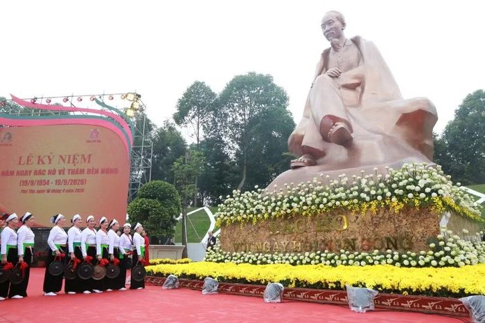 Tượng đài "Bác Hồ với ngày hội non sông" tại đồi Phân Bùng, Khu di tích lịch sử quốc gia đặc biệt Đền Hùng.