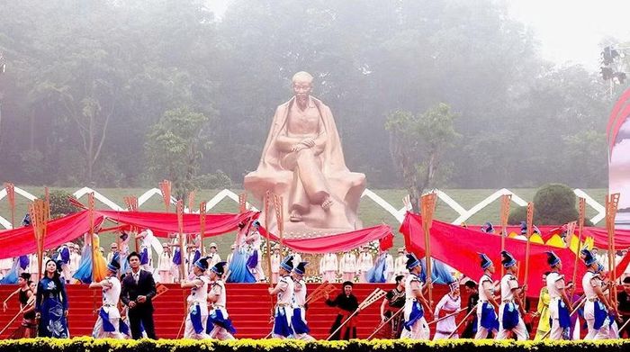 Chương trình văn nghệ chào mừng tại Lễ kỷ niệm 72 năm Ngày Bác Hồ về thăm Đền Hùng và Khánh thành Tượng đài "Bác Hồ với ngày hội non sông".