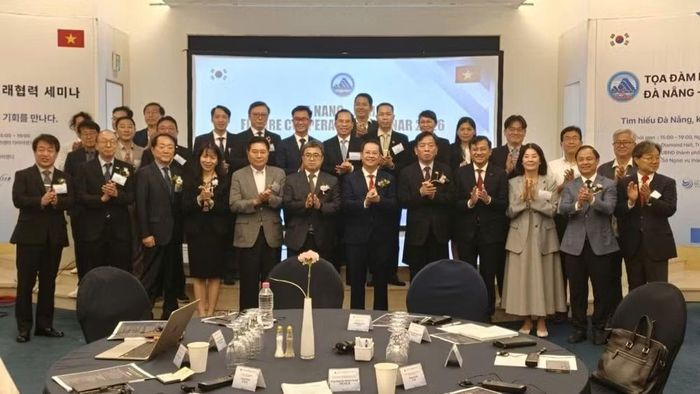 Các đại biểu tham dự sự kiện chụp ảnh kỷ niệm. (Ảnh: Đại sứ quán Việt Nam tại Hàn Quốc cung cấp)