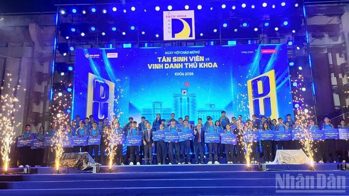 Trường đại học Bách khoa, Đại học Đà Nẵng vinh danh, trao học bổng cho tân sinh viên năm học 2026-2027, tối 19/9. (Ảnh: ANH ĐÀO)