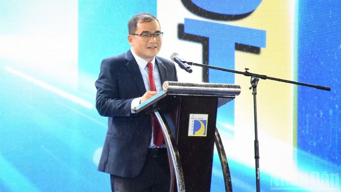 Phó Giáo sư, Tiến sĩ Nguyễn Hữu Hiếu, Hiệu trưởng Trường đại học Bách khoa, Đại học Đà Nẵng phát biểu chúc mừng các tân sinh viên. (Ảnh: ANH ĐÀO)
