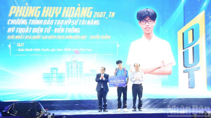 Suất học bổng trị giá 70 triệu đồng trao tặng tân sinh viên Phùng Huy Hoàng. (Ảnh: ANH ĐÀO)