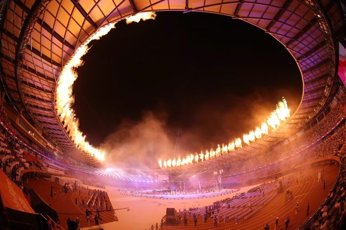 Ngọn đuốc Olympic thắp sáng sân vận động. Ảnh: Theanh28.