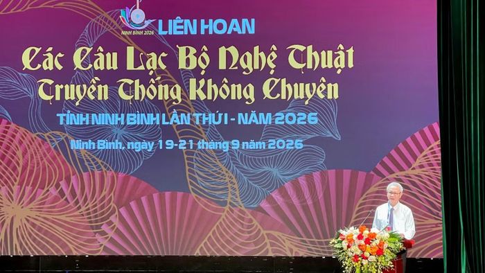 Đồng chí Trịnh Xuân Lộc, Phó Giám đốc Sở Văn hóa và Thể thao tỉnh Ninh Bình phát biểu tại Liên hoan. (Ảnh: YẾN TRINH)