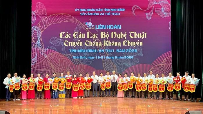 Ban tổ chức trao hoa và cờ lưu niệm cho các câu lạc bộ tham gia. (Ảnh: YẾN TRINH)