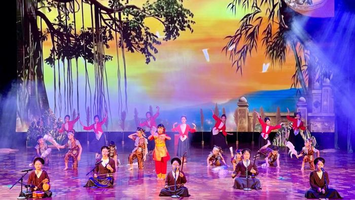 Tiết mục "Một vùng non nước Cố đô" tại Liên hoan. (Ảnh: YẾN TRINH)