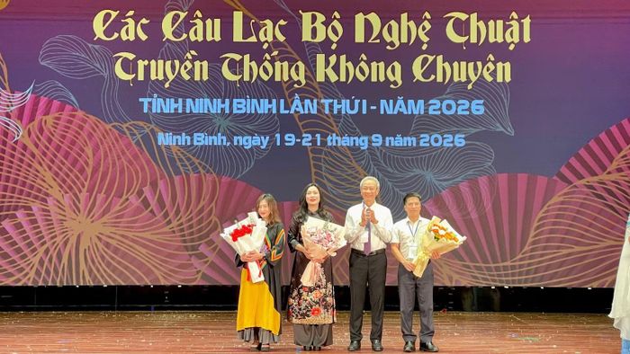 Ban tổ chức tặng hoa Ban giám khảo. (Ảnh: YẾN TRINH)