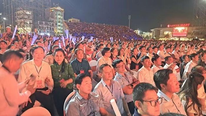 Đông đảo người dân trực tiếp theo dõi chương trình. (Ảnh: VH)