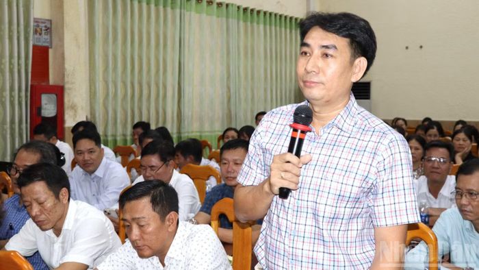 Lãnh đạo một trường học phát biểu kiến nghị với Thường trực Thành ủy Đồng Nai tại buổi làm việc.