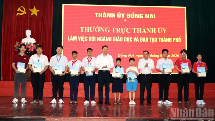 Bí thư Thành ủy Đồng Nai Vũ Hồng Văn và Chủ tịch Ủy ban nhân dân thành phố Nguyễn Văn Út trao học bổng và quà tặng cho 10 học sinh đạt giải quốc tế, quốc gia và sinh viên có thành tích xuất sắc.