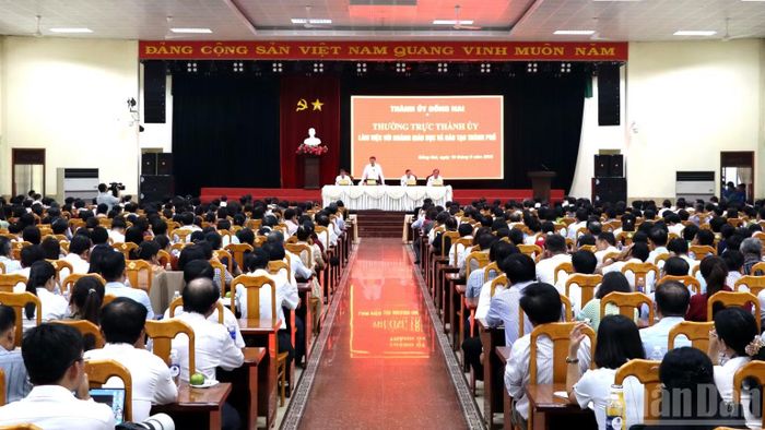 Quang cảnh buổi làm việc của Thường trực Thành ủy Đồng Nai với gần 800 đại biểu ngành giáo dục.