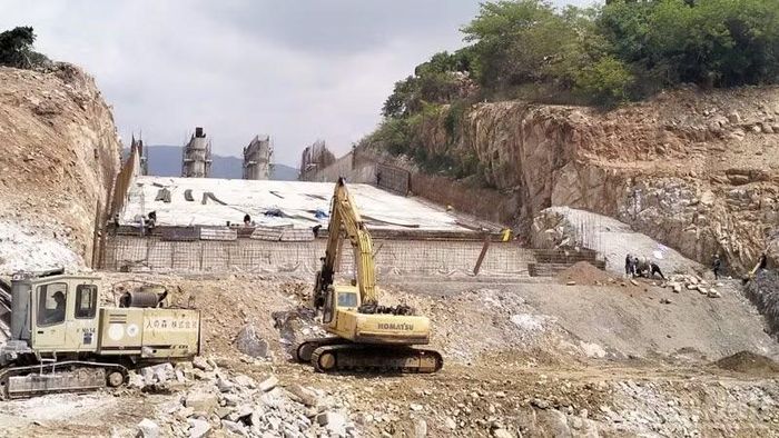 Hồ chứa Nước Ngọt, xã Vĩnh Hải được triển khai nâng cấp, sửa chữa. Đến nay, hạng mục tràn xả lũ cơ bản đáp ứng tiến độ vượt lũ, góp phần tăng mức độ an toàn cho công trình trong mùa mưa. (Ảnh: NGUYỄN TRUNG)