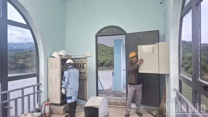 Nhân viên Công ty trách nhiệm hữu hạn một thành viên Khai thác công trình thủy lợi Ninh Thuận vận hành và điều tiết, xả lũ theo hướng chủ động thông tin, xác định trước các khu vực có nguy cơ ngập để sẵn sàng sơ tán khi cần thiết. (Ảnh: NGUYỄN TRUNG)