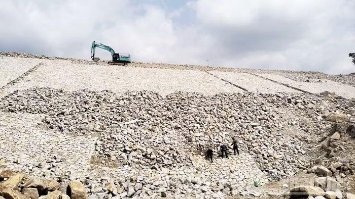 Các đơn vị được giao quản lý hồ chứa nhanh chóng thi công, khắc phục một số vị trí trên mái đập có dấu hiệu xói, lở, sạt trượt nhẹ. (Ảnh: NGUYỄN TRUNG)