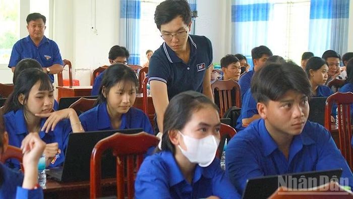 Tập huấn kỹ năng số, ứng dụng AI cho các Đội hình “Bình dân học vụ số” ở vùng biên giới tỉnh Đồng Tháp. (Ảnh: HỮU NGHĨA)
