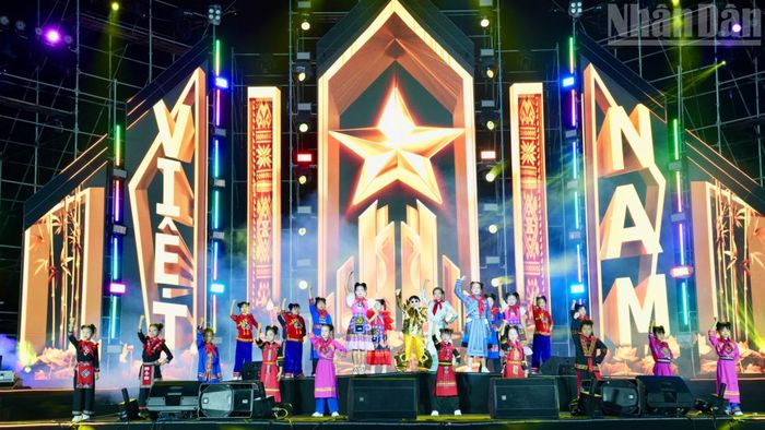 Chương trình nghệ thuật khai mạc Lễ hội Ánh sáng biên cương tỉnh Lạng Sơn năm 2026 với chủ đề “Sắc màu xứ Lạng”. (Ảnh: QUỐC ĐẠT)