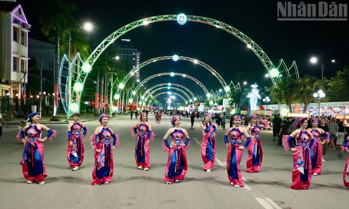 Nhân dân cũng chung vui cùng sự kiện với những màn biểu diễn tập thể đẹp mắt. (Ảnh: QUỐC ĐẠT)