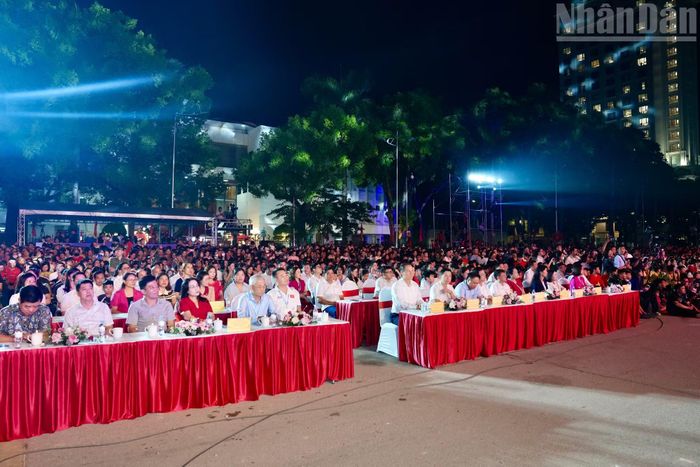 Chương trình nghệ thuật khai mạc Lễ hội thu hút rất đông bà con nhân dân theo dõi. (Ảnh: QUỐC ĐẠT)