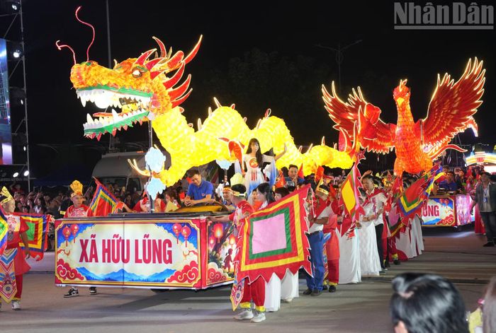 Phần diễu hành mô hình đèn lồng của xã Hữu Lũng. (Ảnh: QUỐC ĐẠT)
